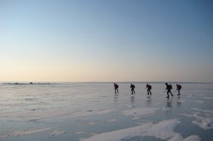 Rootslastest uisutajad, keda merejääl kohtasime. Hetkel parim uisujää Euroopas ? Foto: Evely Karvak.